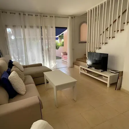Bonita Con Propio Entrada Y Con Piscina *