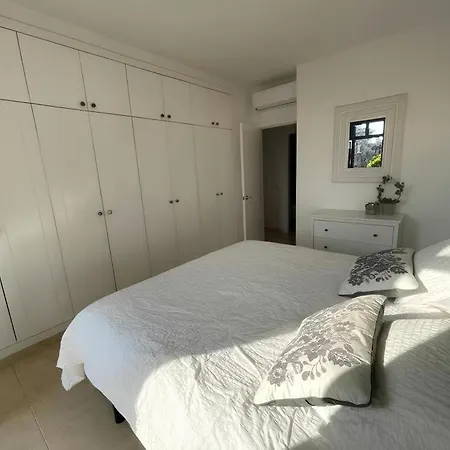 Bonita Con Propio Entrada Y Con Piscina Villa