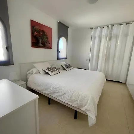 Bonita Con Propio Entrada Y Con Piscina *